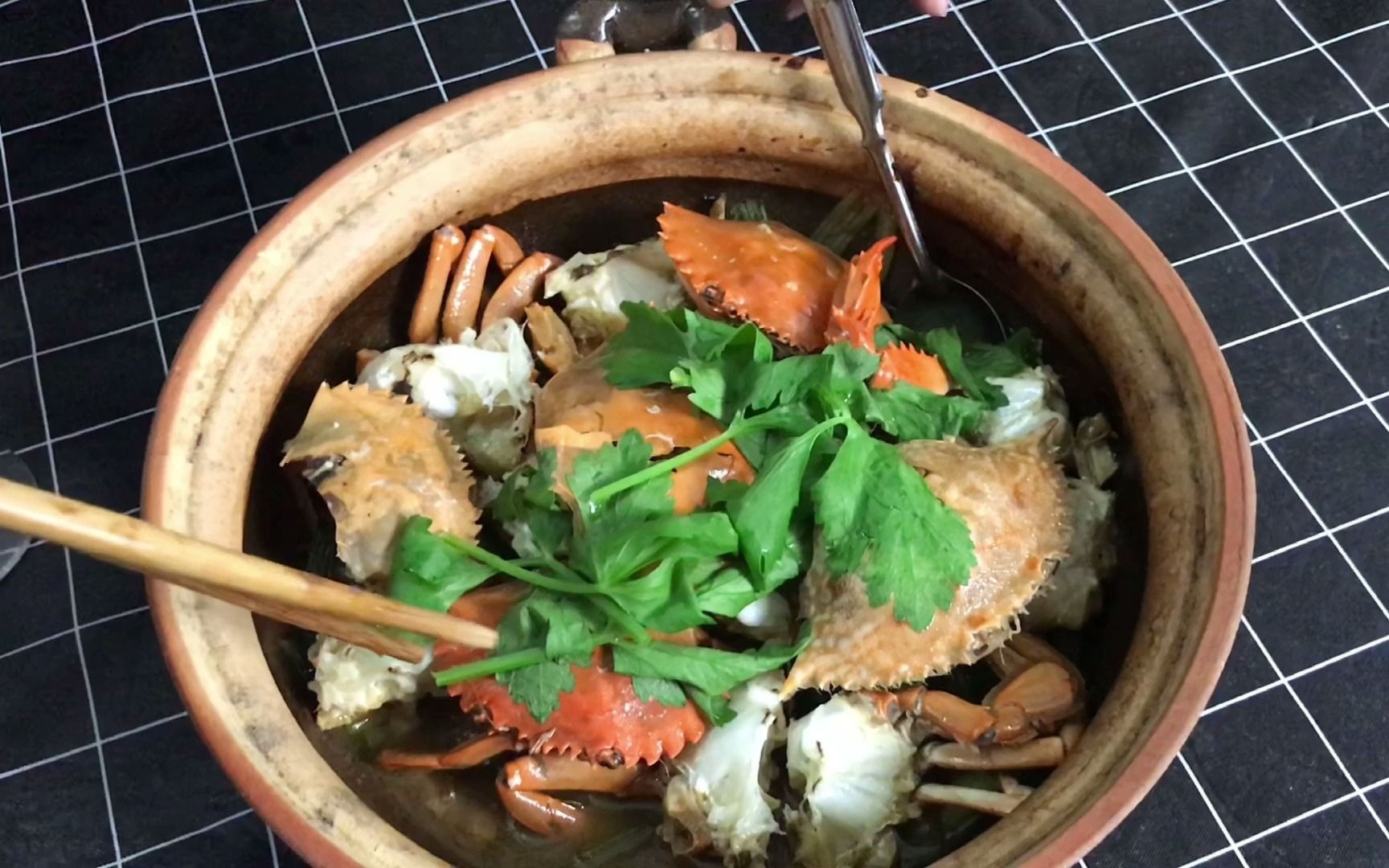 几个蟹半只鸡,海哥做鸡煲蟹,鲜香四溢,酒满上,吃鸡啃蟹肉过瘾