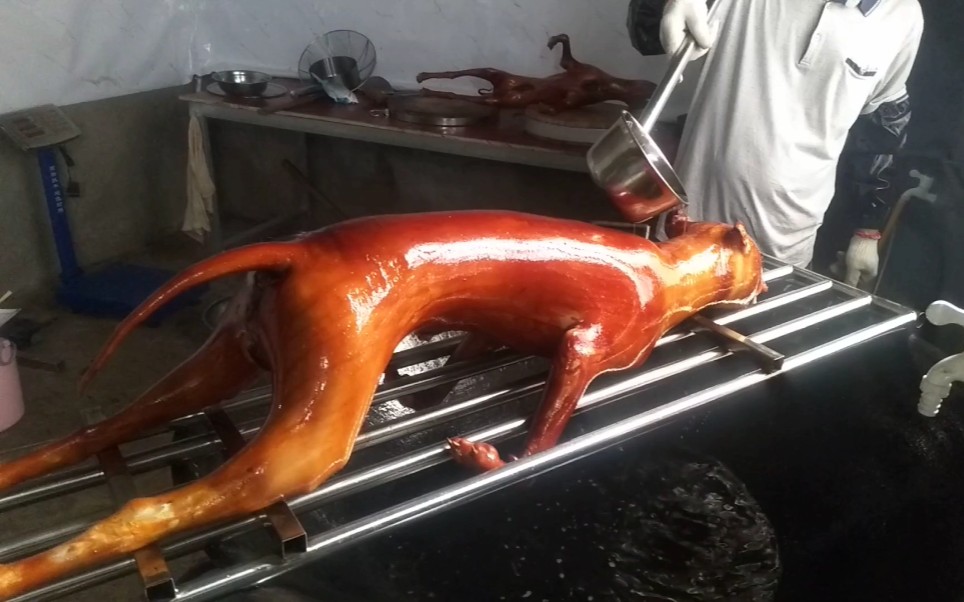 广西一代民间美食大师,独创一道网红脆皮狗肉,风靡全国各地的食客