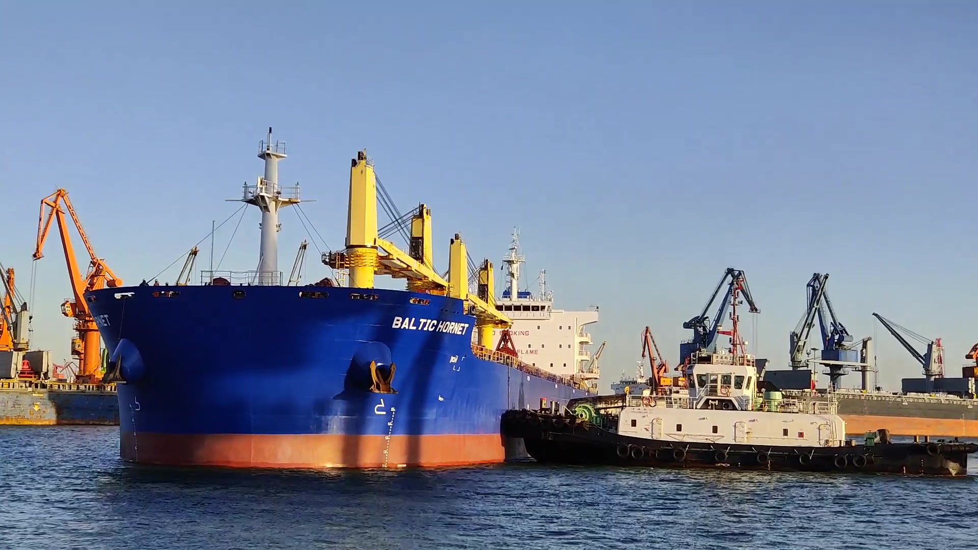 看一艘货轮是如何靠岸的