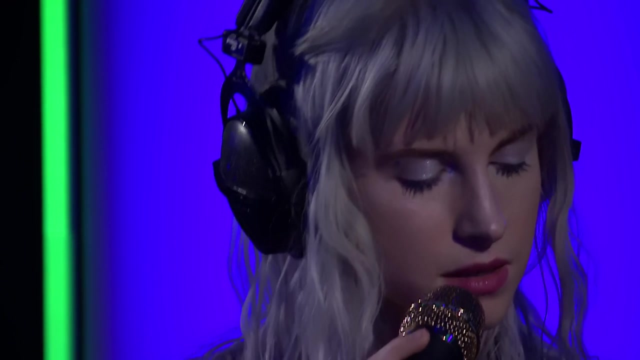 [图]【Paramore & Drake】 - Passionfruit (BBC Radio 1 Live Lounge) 现场版