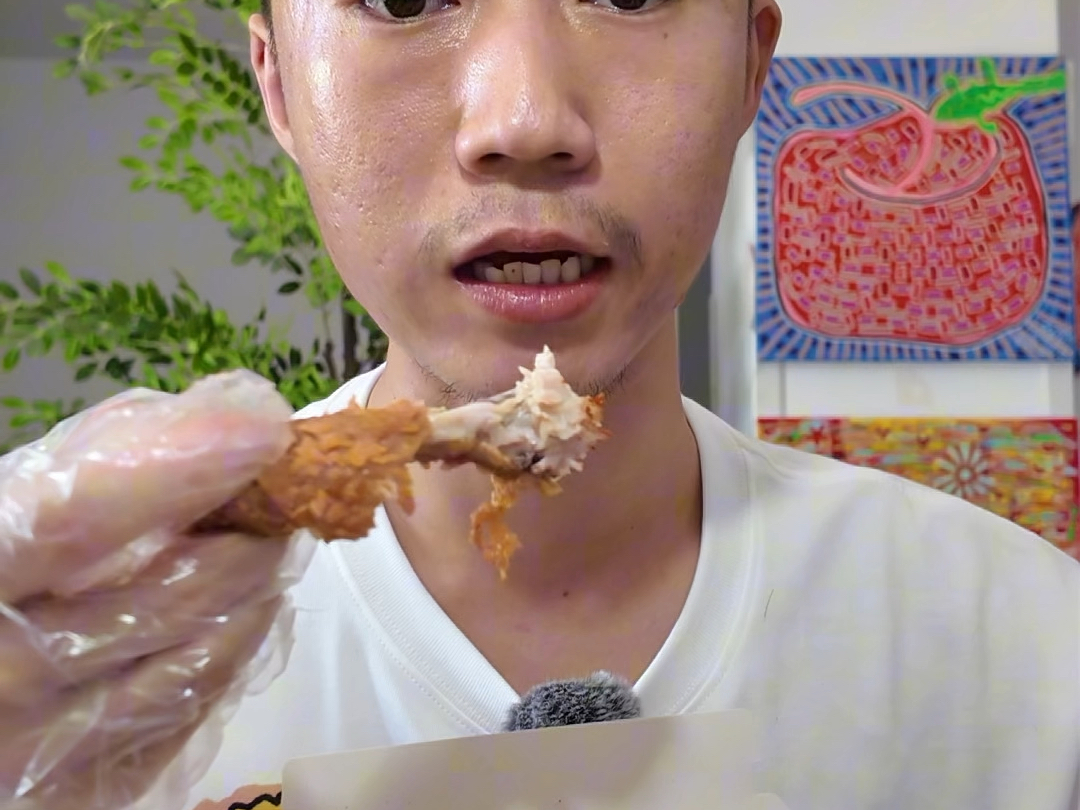 王甜心沉浸式吃德克士大鸡腿.撒了很多辣椒粉.