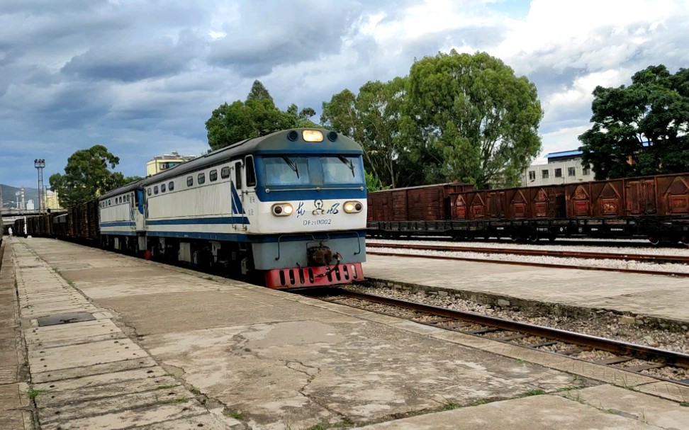 【df21】双机牵引米轨货运列车进开远站