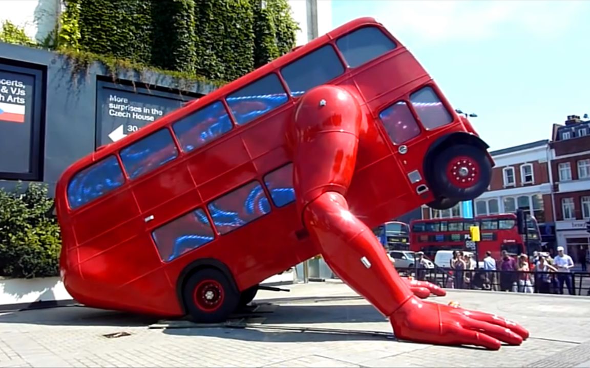 世界上最奇葩的网红公交车,长着两个巨大的手臂,还会做俯卧撑