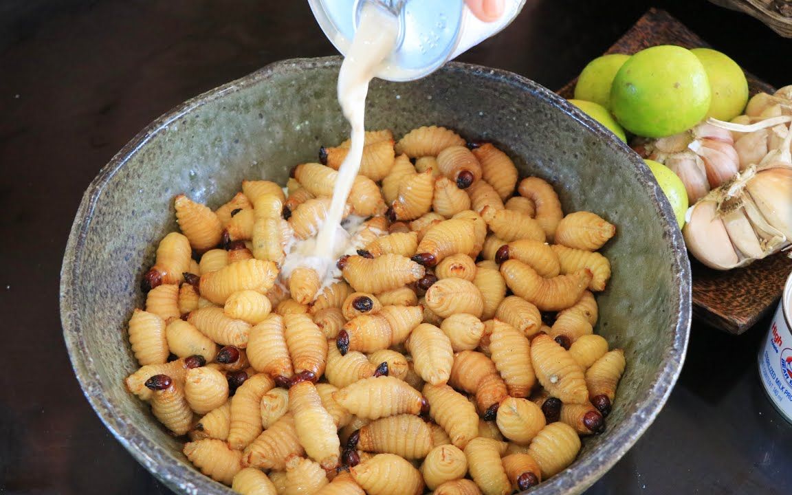 越南老表凉拌椰子虫,还在蠕动的虫一口三个,甘香软糯