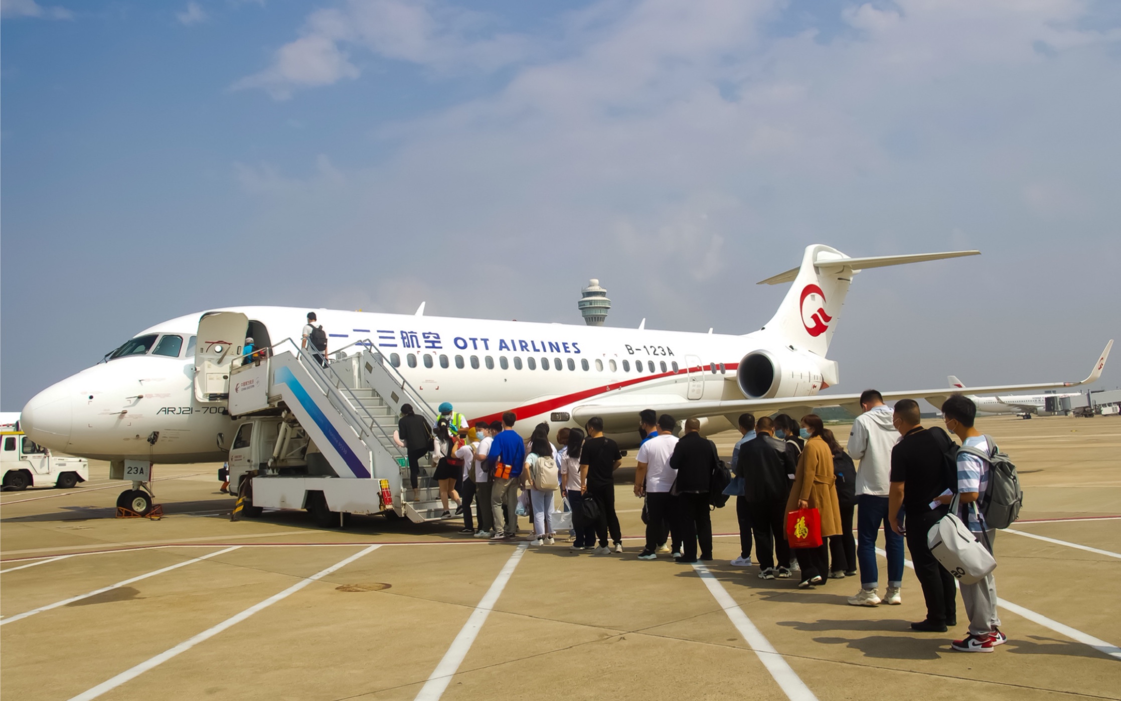 一二三航空arj21-700溫州龍灣機場03號落地 詳情請看簡介