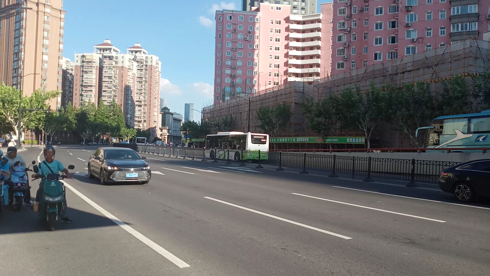 上海公交824路代车l0b运行于内环高架路龙吴路出口左侧