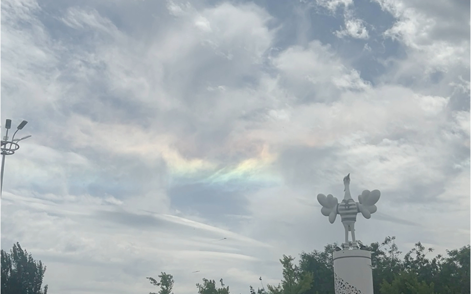 天降祥瑞七彩云