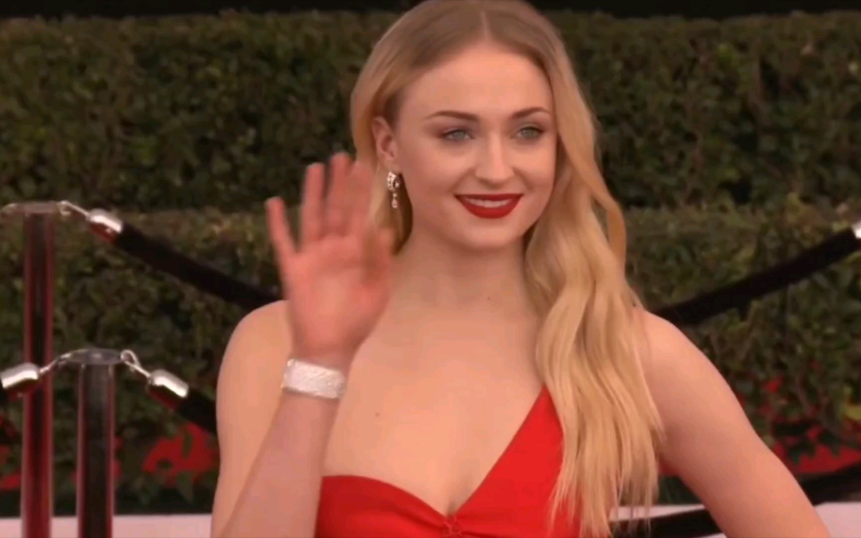 『高能预警』Sophie Turner苏菲ⷮŠ特纳红地毯最佳风采时刻混剪哔哩哔哩bilibili