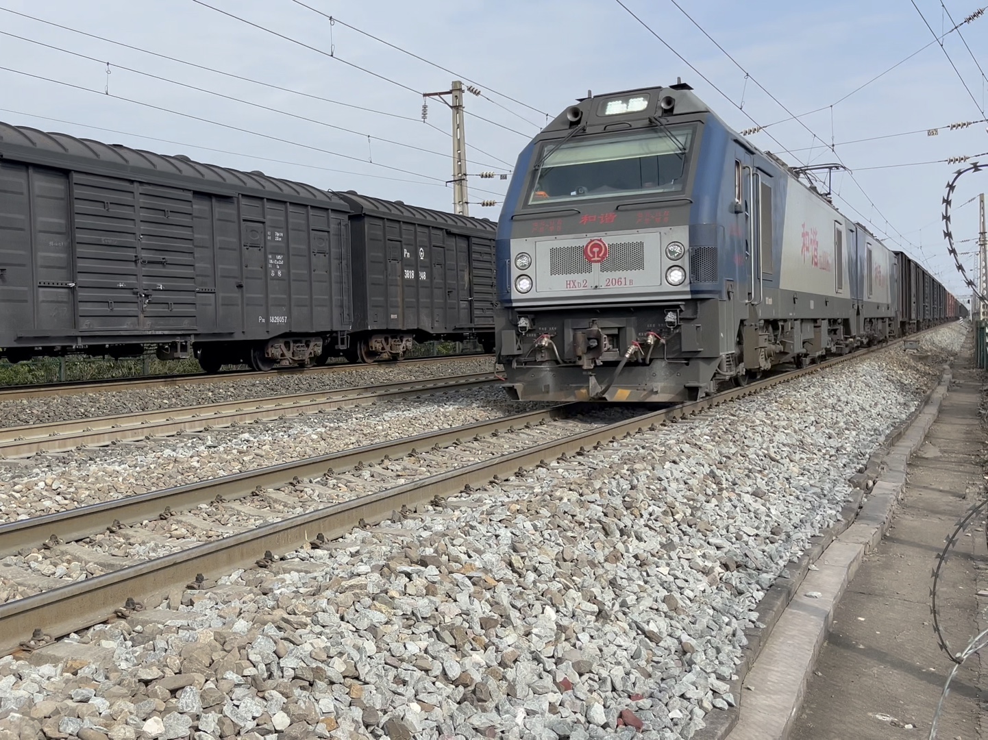 成局成段hxd2 2061牵引混编货列成都北编组站发车进