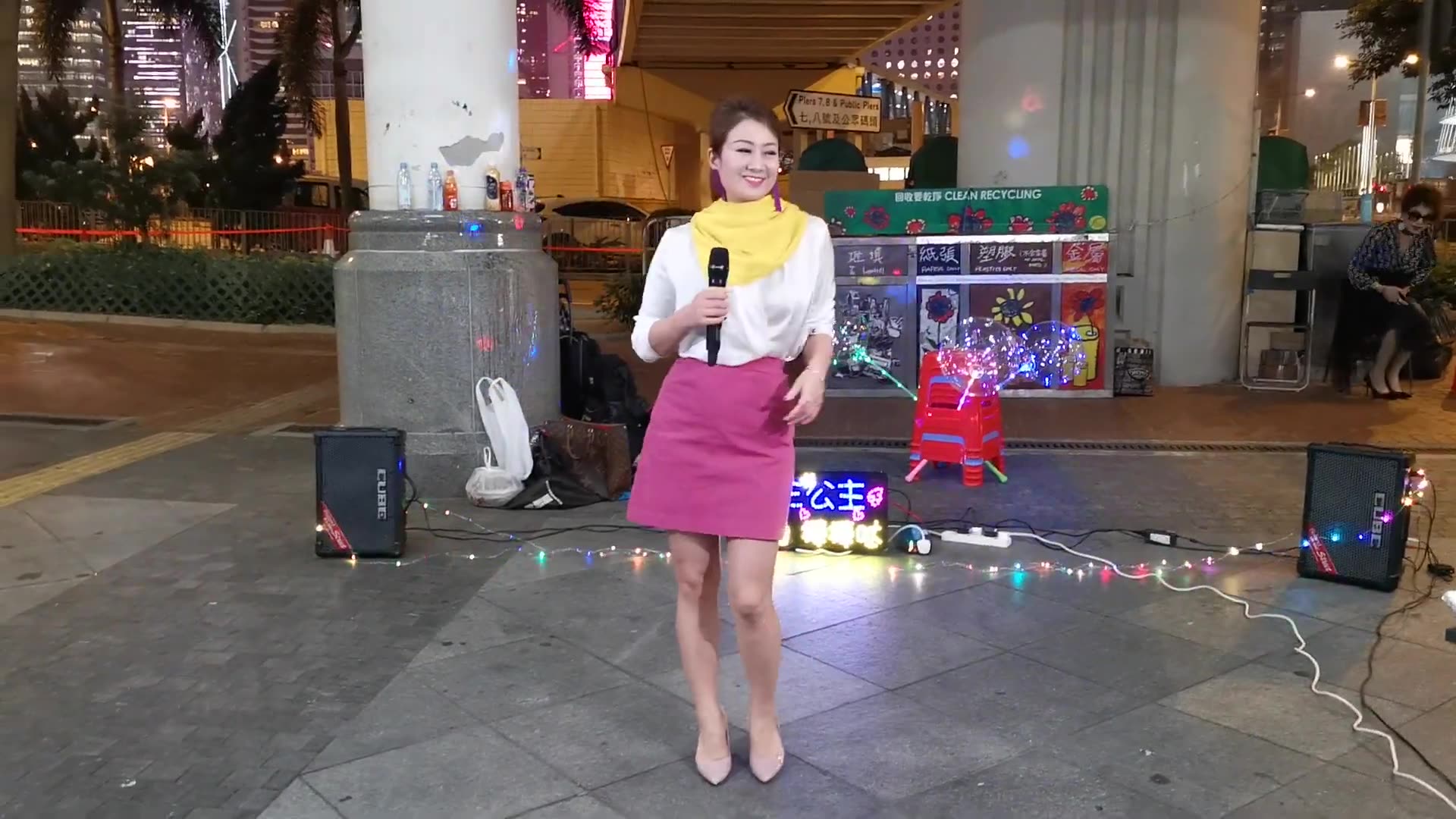 街头歌手芯仪演唱闽南歌浪子的心情歌声悦耳动听粉丝围观