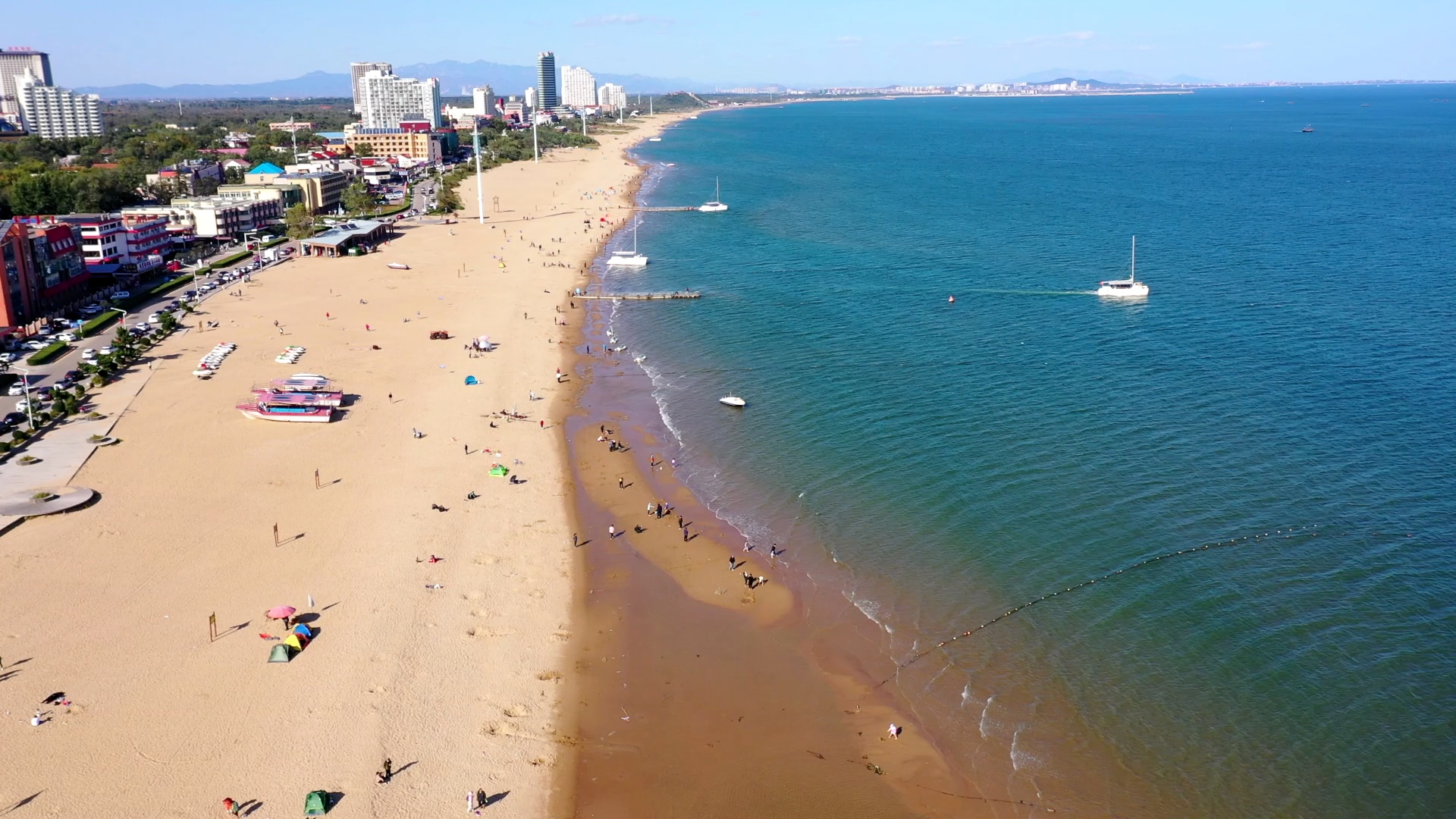 河北渤海发现一片沙滩,吹海风捡海货露营,夏季亲子游玩的好去处