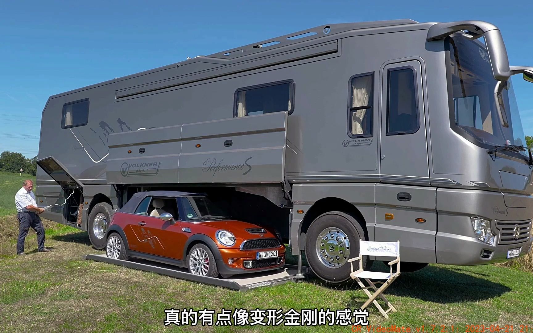 能把跑车装进去的房车,移动的豪华车库,房车装着跑车遍地跑