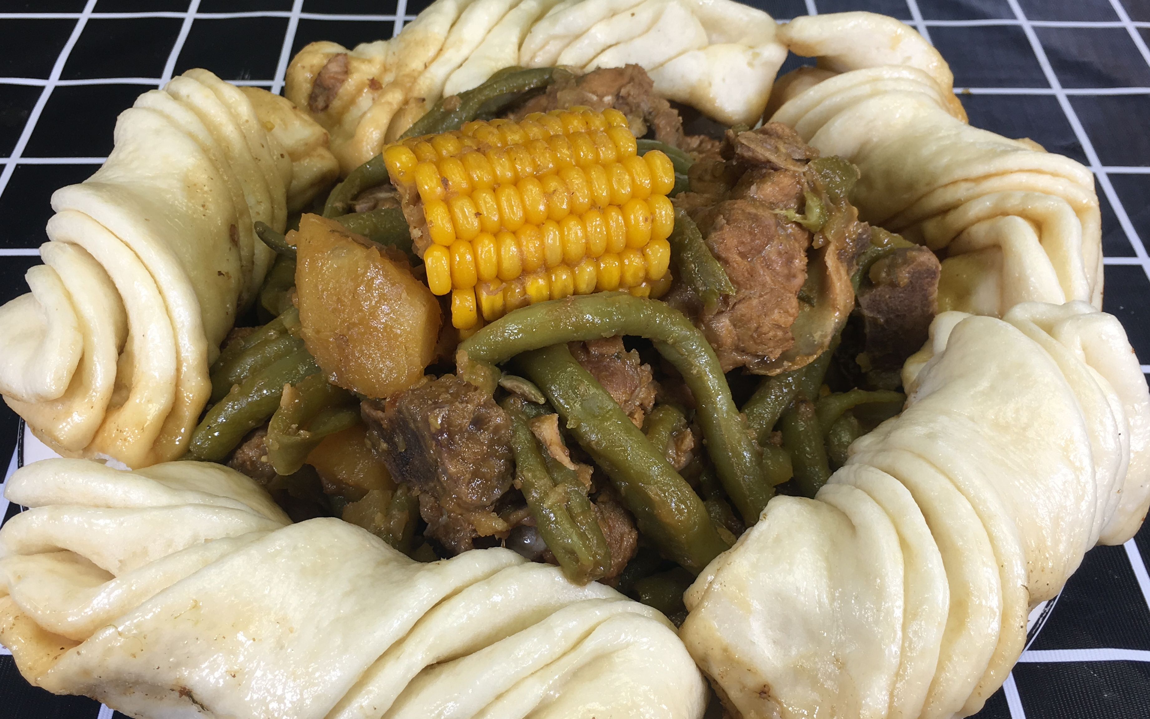 正宗东北一锅出,几样食材搭配一起,有菜有肉有主食,家人都爱吃