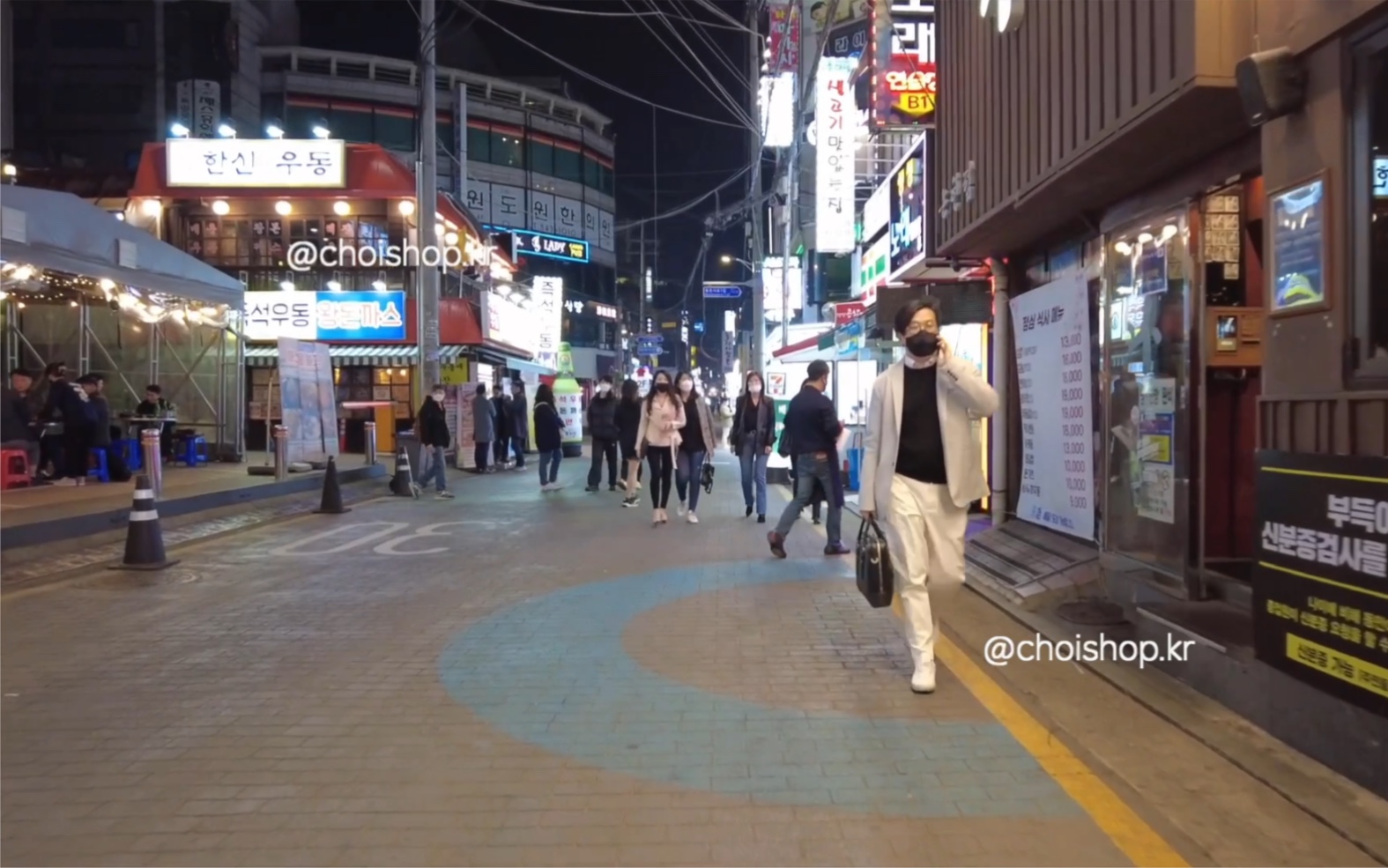 [图]OOTD|🇰🇷韩国线上旅游首尔新论岘洞美食街大家好，我是韩国欧尼崔翻今天我们一起走首尔江南新论岘站美食街吧点赞关注支持一下吧