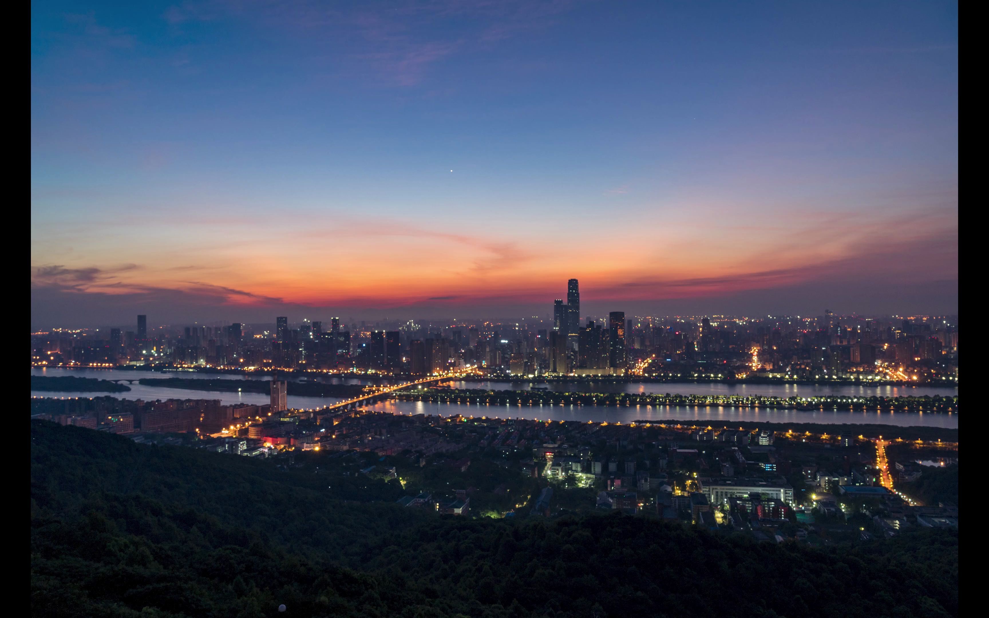 2022年8月15日长沙日出,摄于岳麓山发射塔