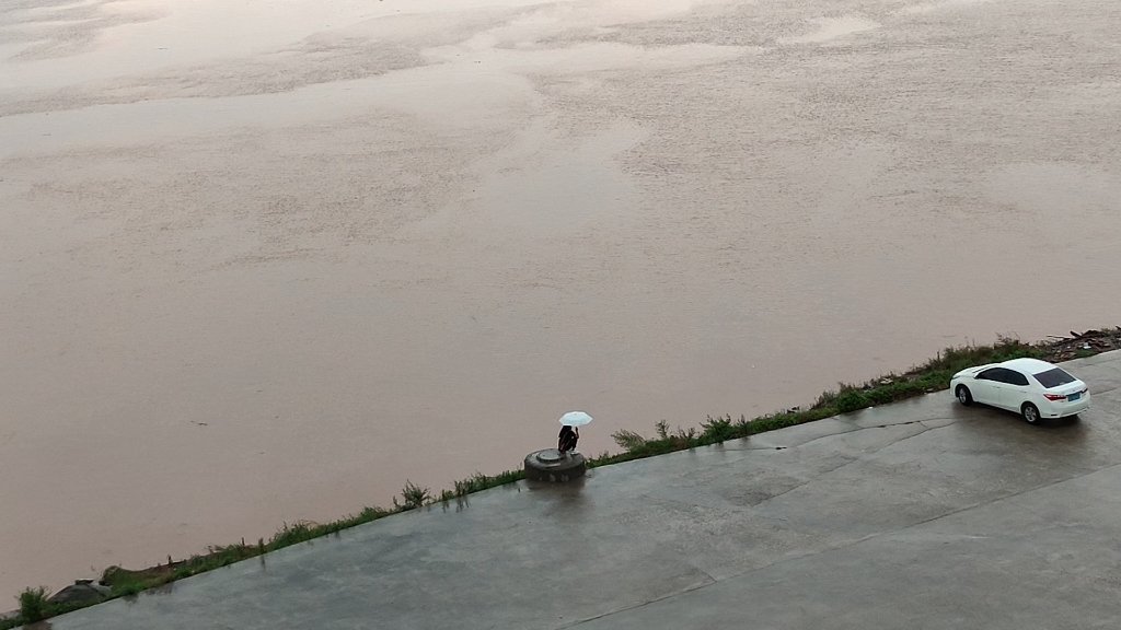 [图]一位雨中的孤独者