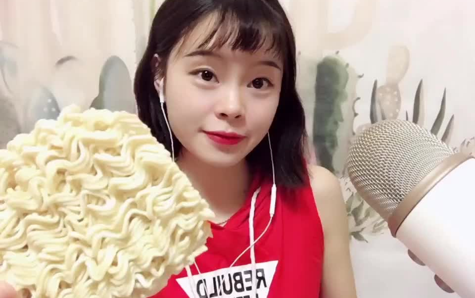 【快手搬运工】【爽儿姐姐】我觉得这么吃干脆面味道应该会更好!