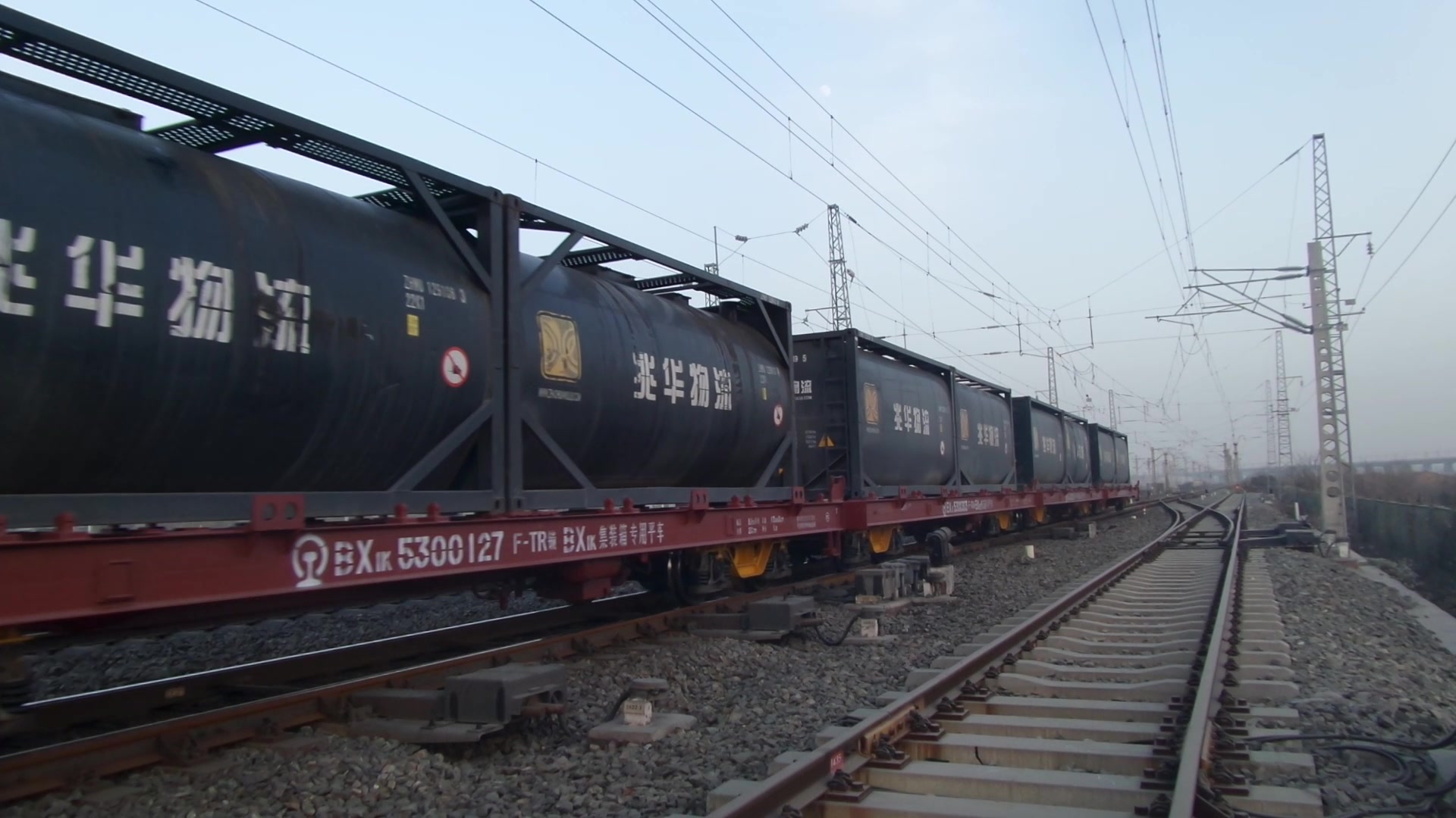 hxd30041牵引货列通过新筑车站