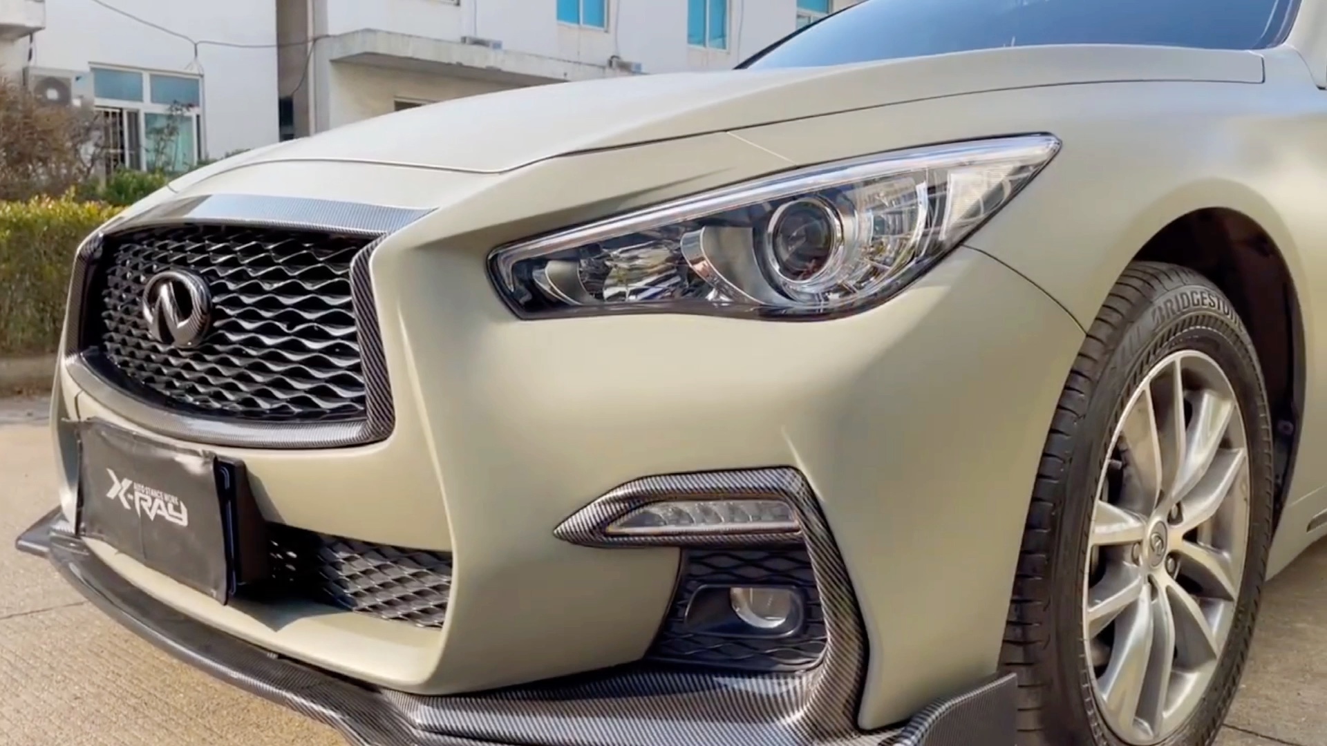 杭州英菲尼迪车身改色贴膜陶瓷卡其灰改色膜低调不俗的车身颜色