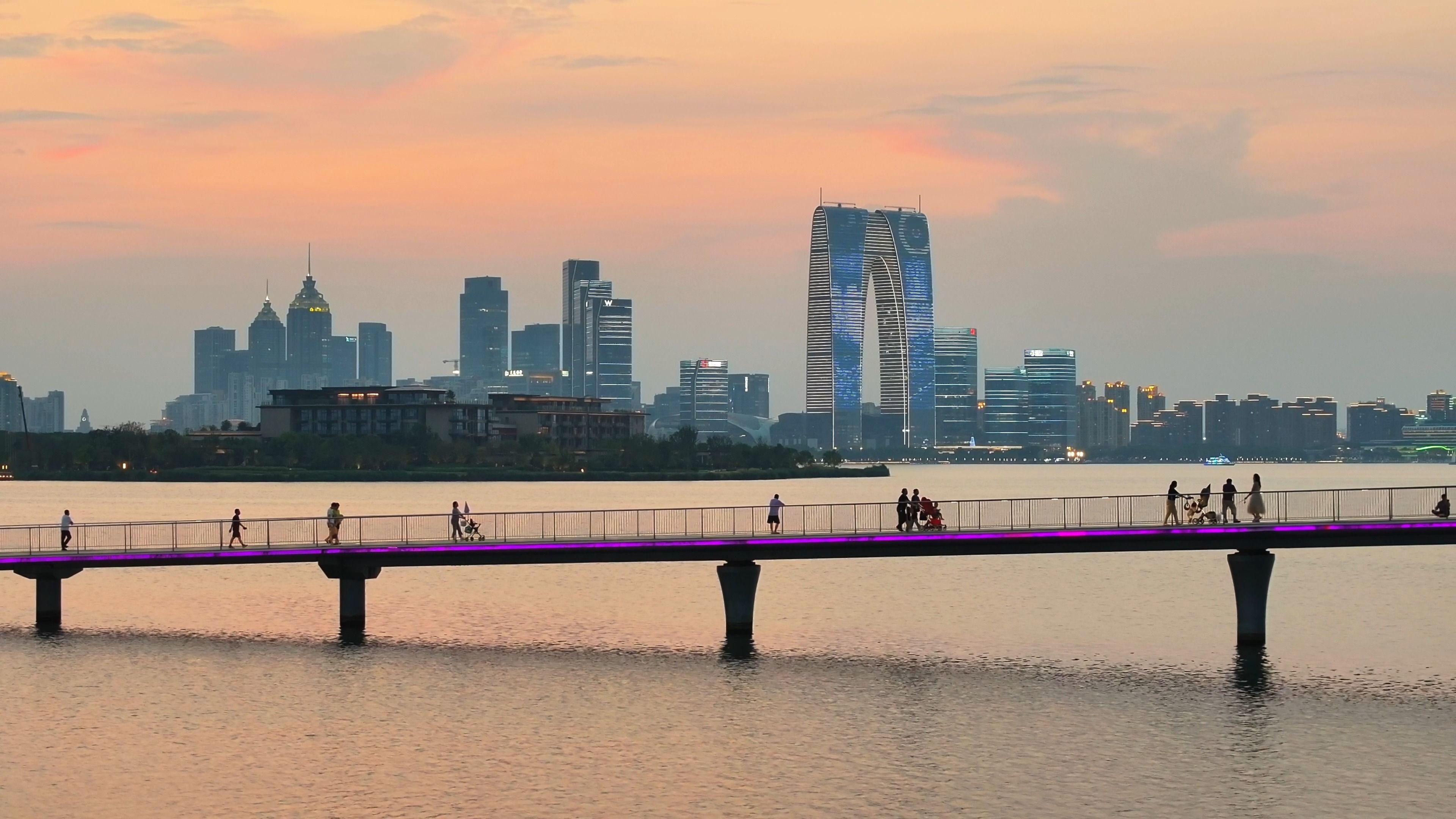 "金鸡湖畔夕照风光:苏州晚霞航拍画卷"4k| mavic 3 pro