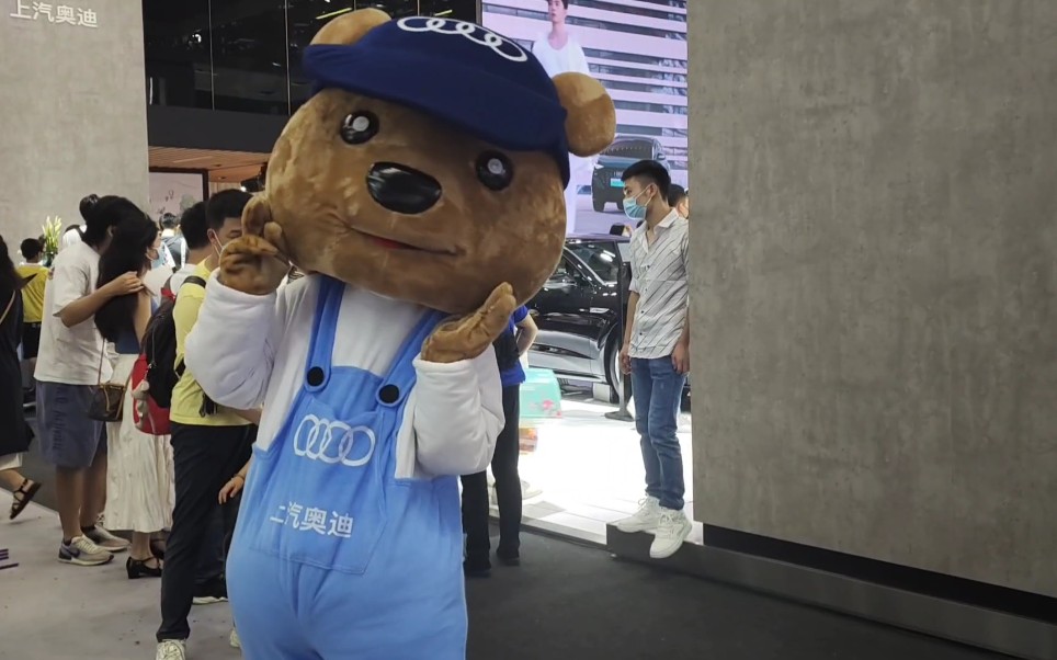 2022深圳车展可爱瞬间记录dior竟然出了熊