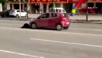 男子亡命碰瓷，小车吓得不断后退，幸好热心市民全程录影取证