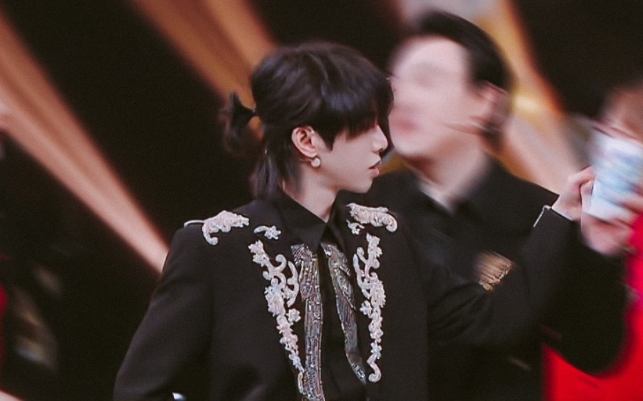 【华晨宇】扎了揪揪,过于帅了哥哥(21_21)