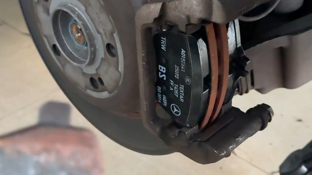 奔驰s320刹车分泵损坏刹车盘都变成风火轮了 #专业的事交给专业的人