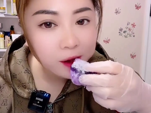 静姐吃冰,嘎嘣脆,趴冰箱好听