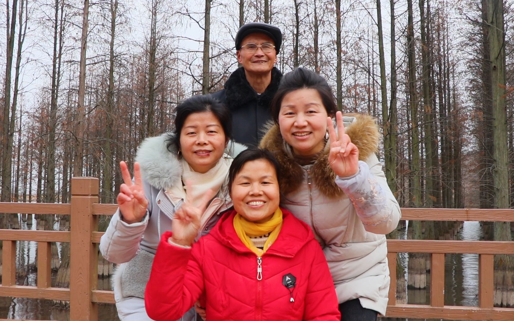 [图]小凤带姐姐进山游玩，一家人有说有笑真开心，姐姐家的一桌菜真香