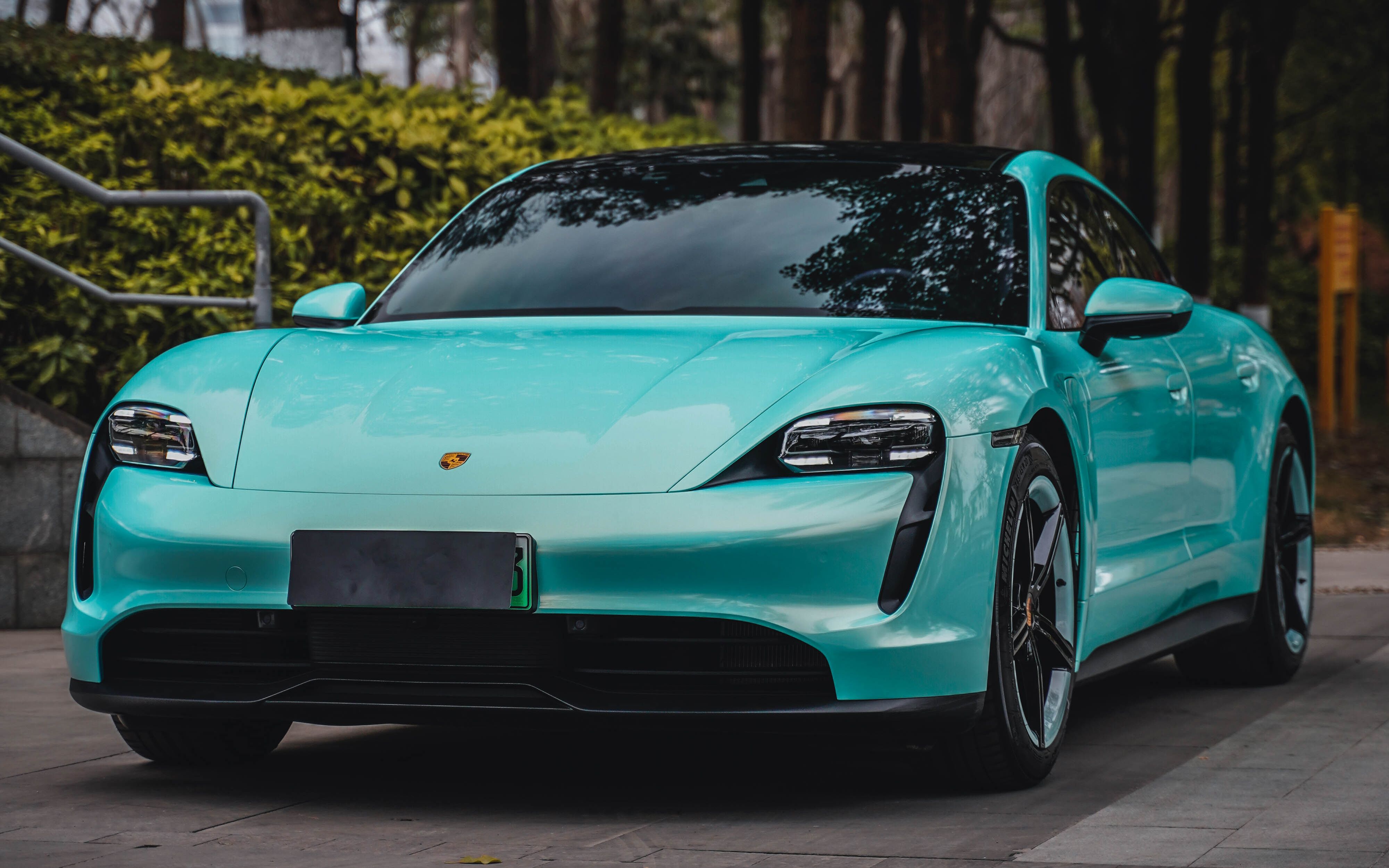 保时捷taycan放弃冰莓粉之后,变成了这样.