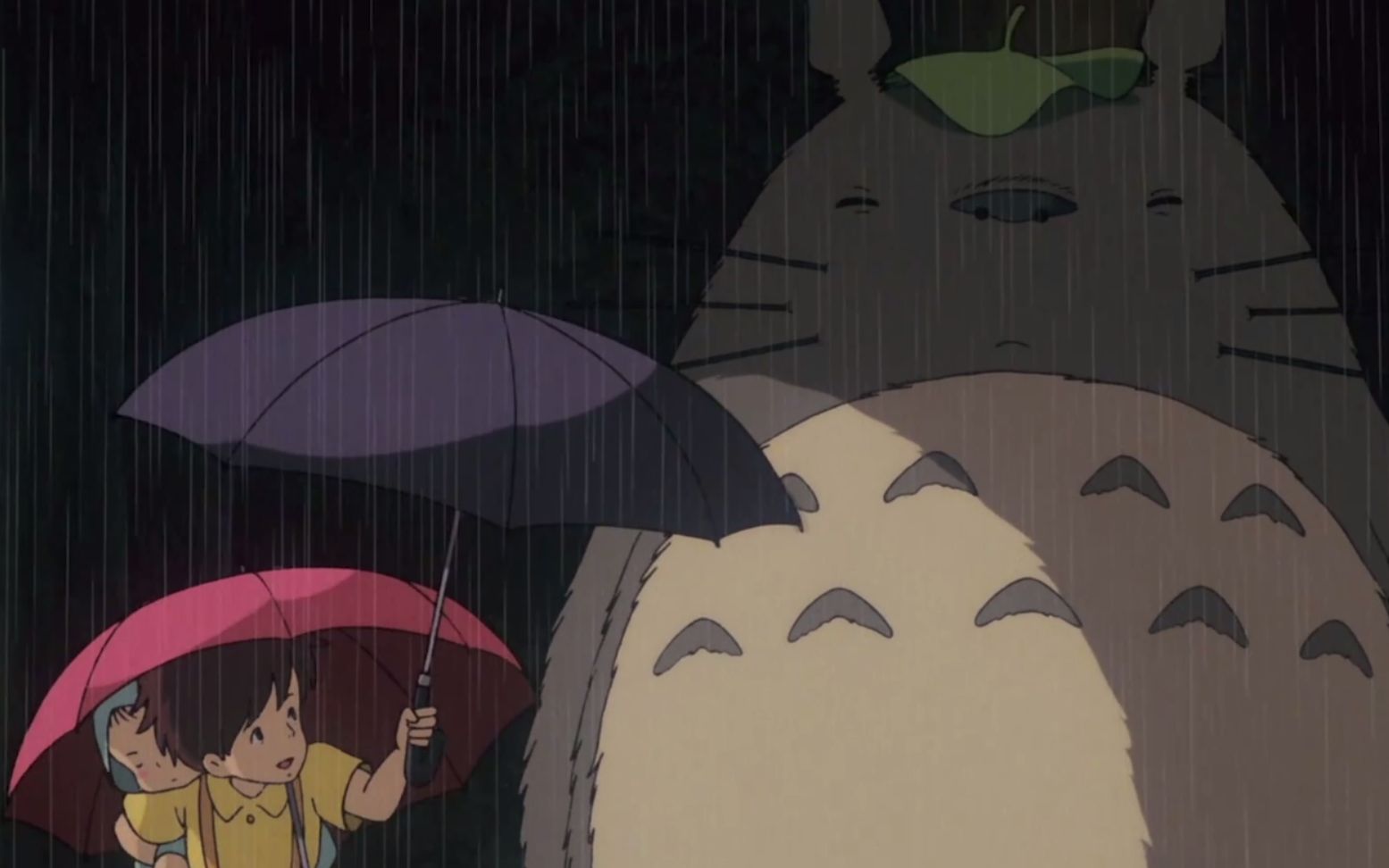 龙猫下雨打伞壁纸图片