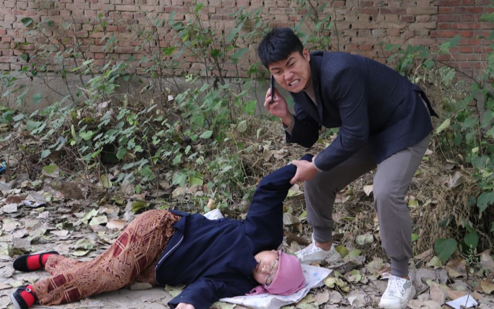 短剧:不孝儿子抢走母亲看病钱,和朋友聚餐,邻居做法大快人心_哔哩哔哩