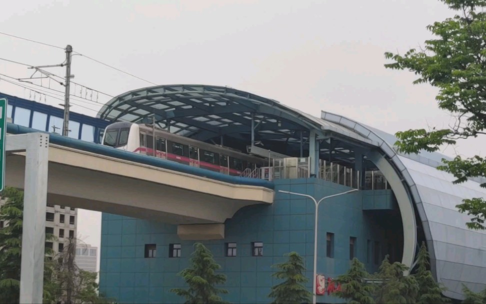 西安地铁3号线桃花潭地铁站列车进出站