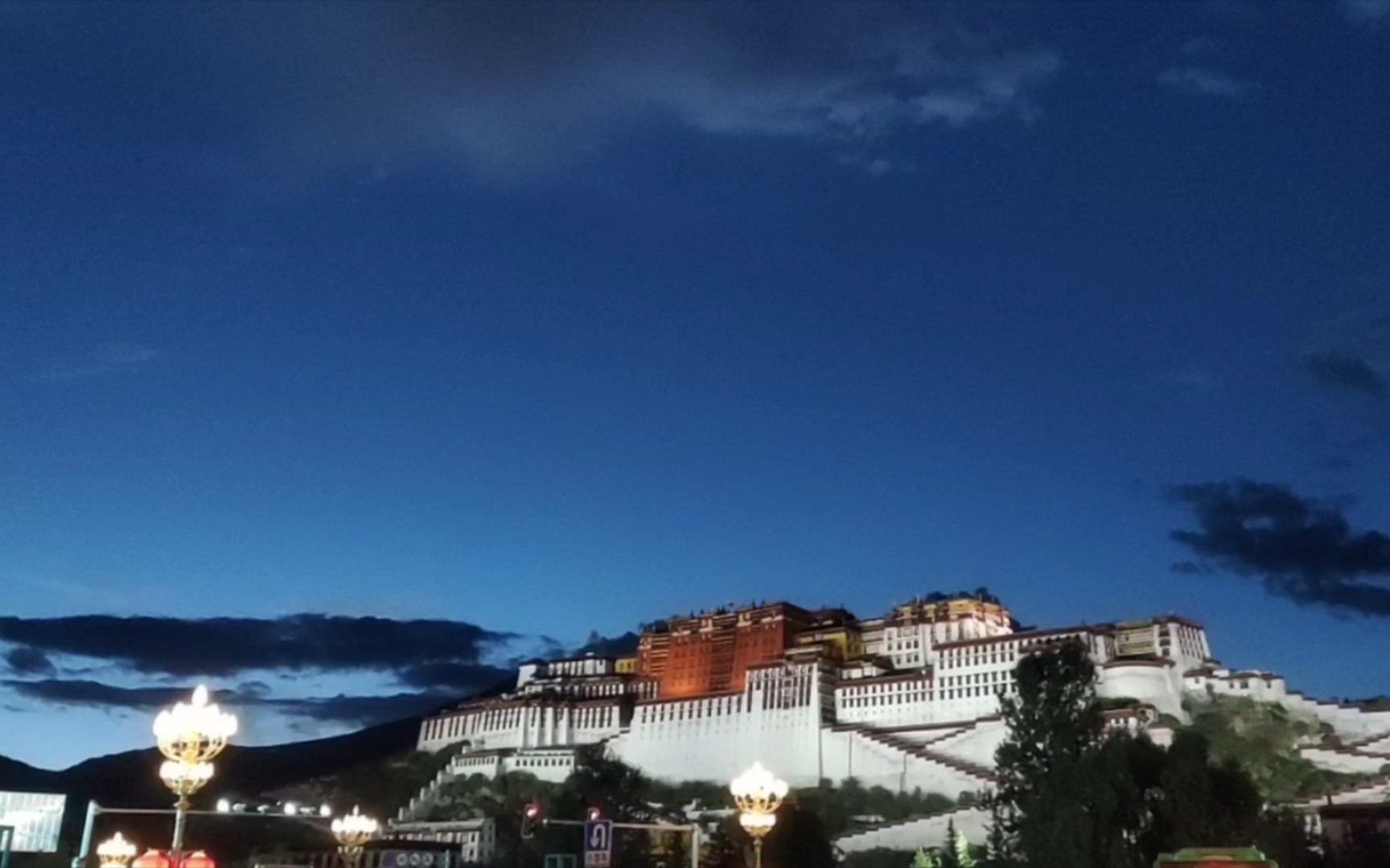 傍晚时分的布达拉宫