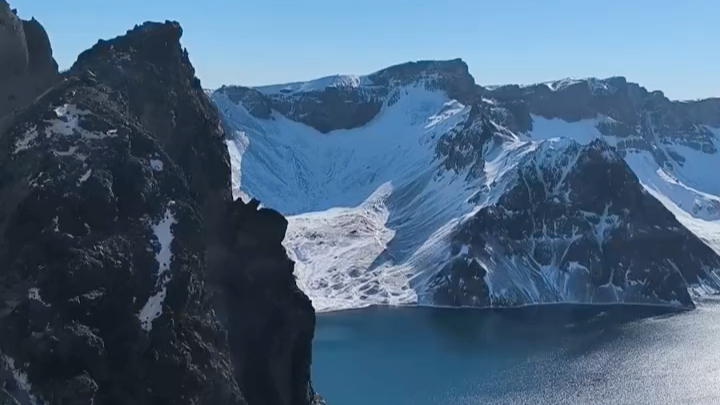 11月15日上午的长白山天池 人很多天池很漂亮 注意保暖