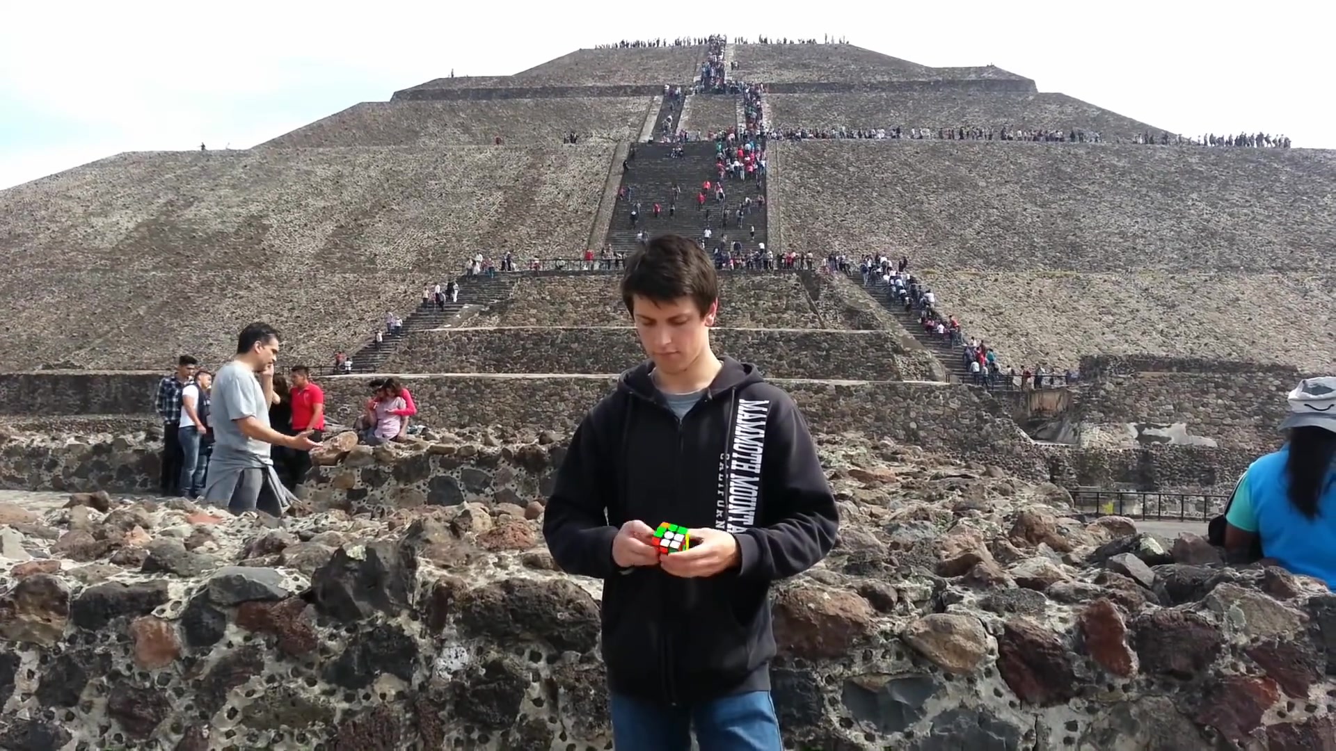 菲神在墨西哥玩魔方