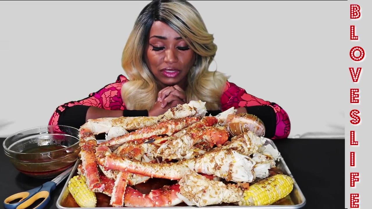 吃蟹阿姨打扮的美美的吃海鲜