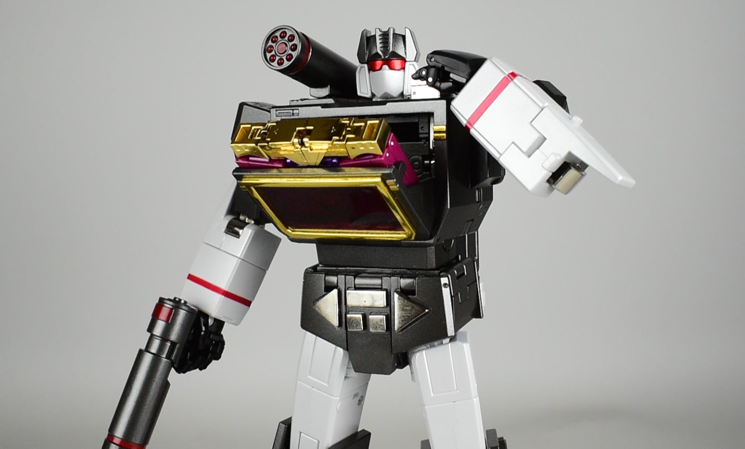 这黑色似乎比钢琴漆更高级,变形金刚rp02音板蝙蝠精