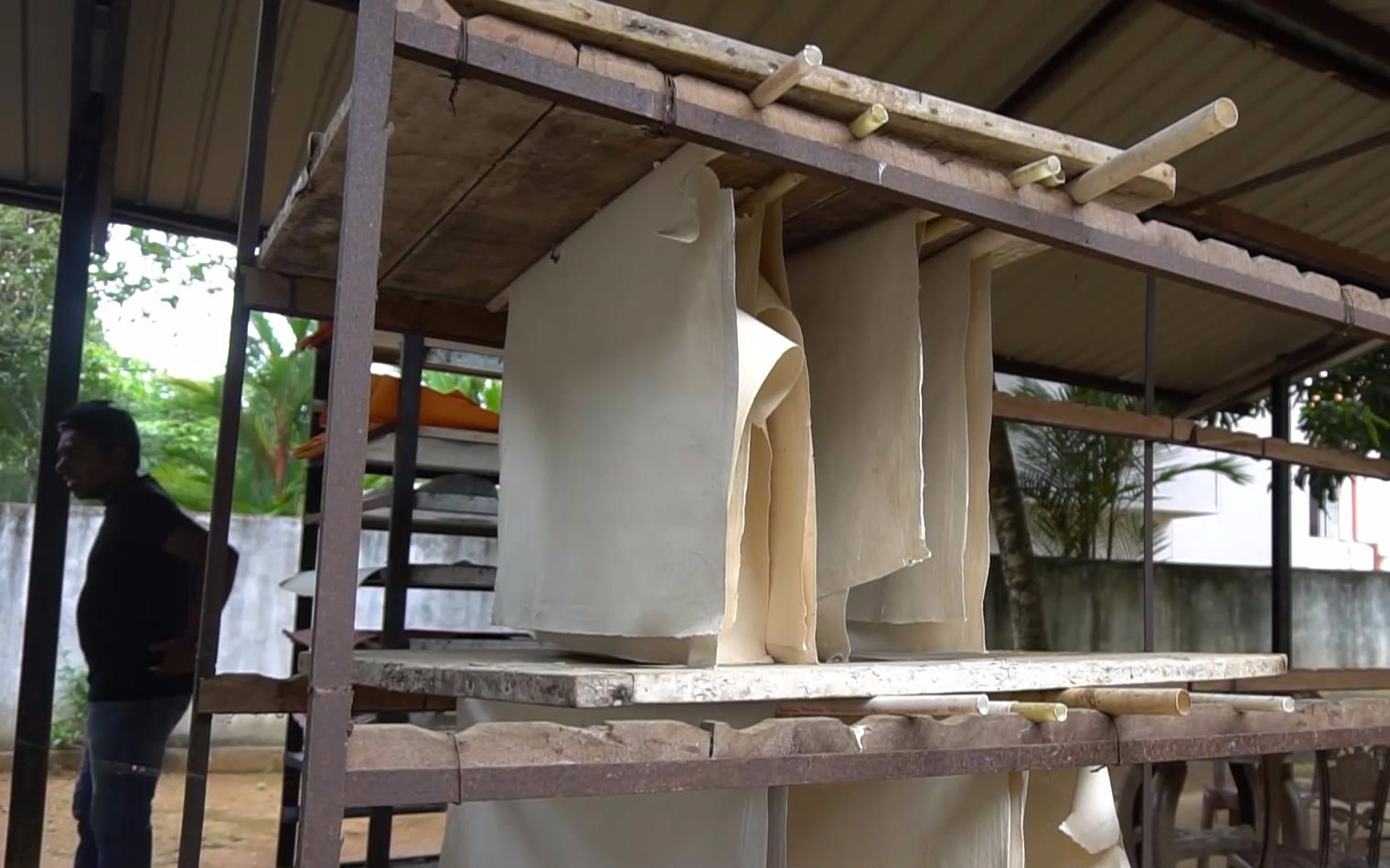 斯里兰卡这个国家把大象粪便做成纸送给各国政要