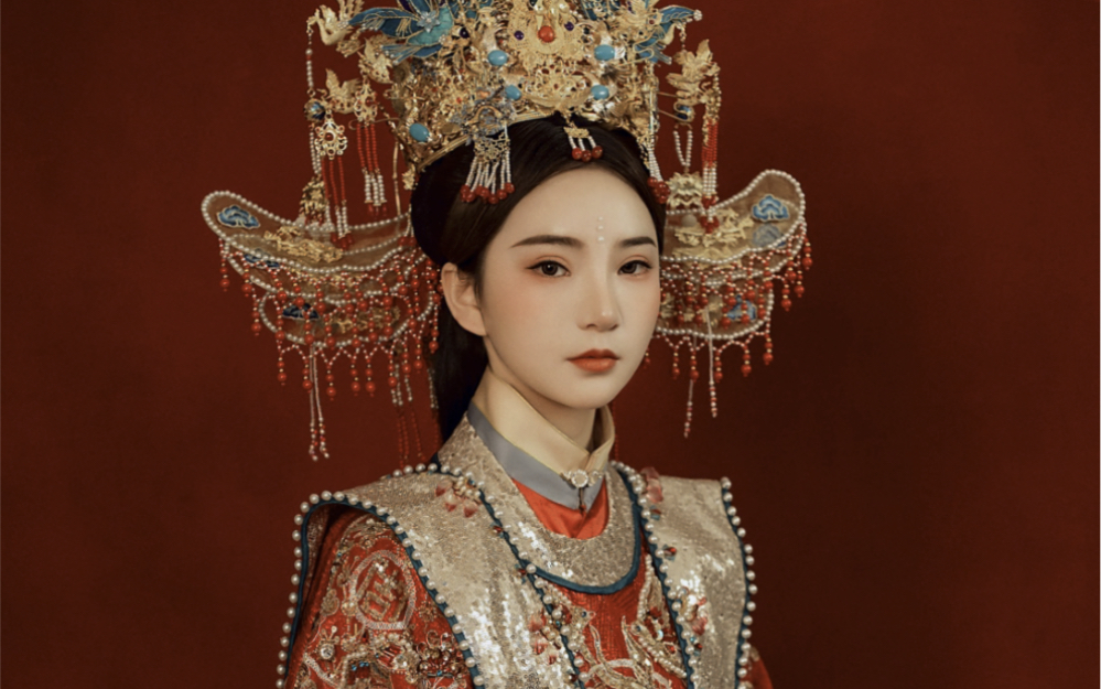 凤冠霞帔才是国人最美的变装