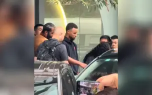 Descargar video: 不惧台风预警，一群年轻人在上海淮海中路狂奔，就为了看NBA球星库里一眼。