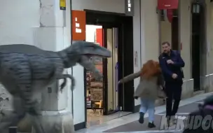 Скачать видео: （恶作剧搞笑视频）伪装成仿真恐龙，惊吓路人!