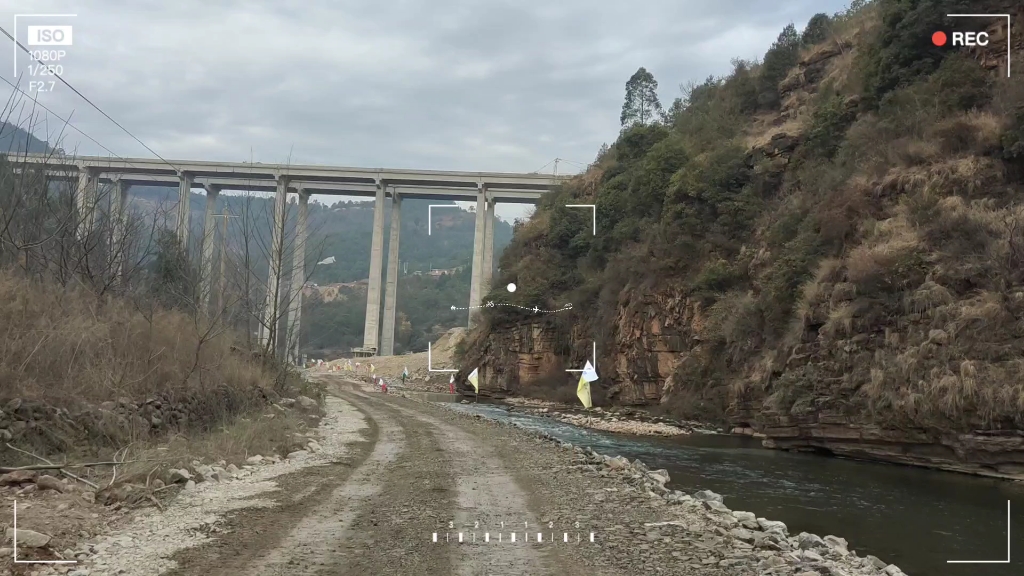 [图]会东·县城“两岔河水库”、宜攀高速建设现场；鲁昆山自然地质公园“彩虹路”、风电场。