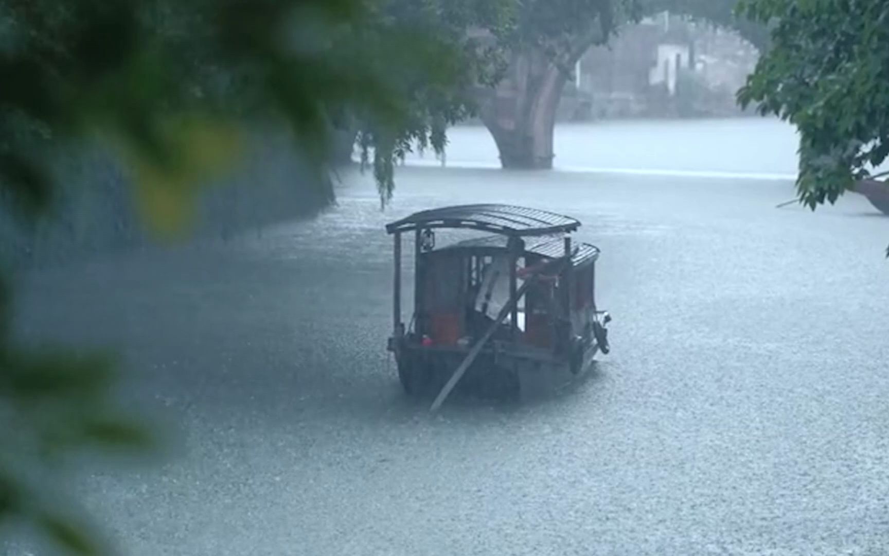 [图]“春水碧于天，画船听雨眠”