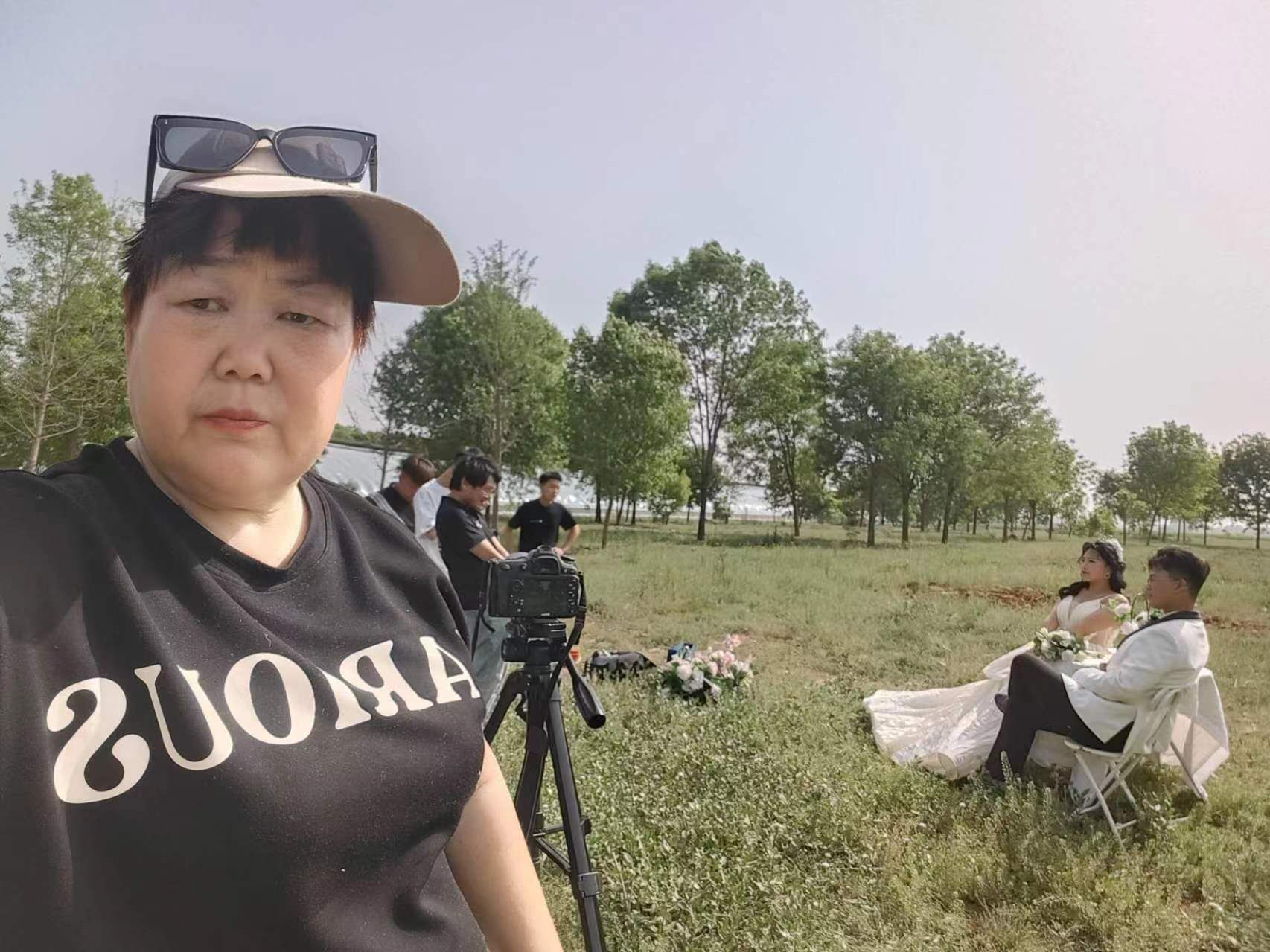 安宁走基层幽默风趣的摄影师李跃带领唐县蒙娜丽莎婚纱团队草坪外景