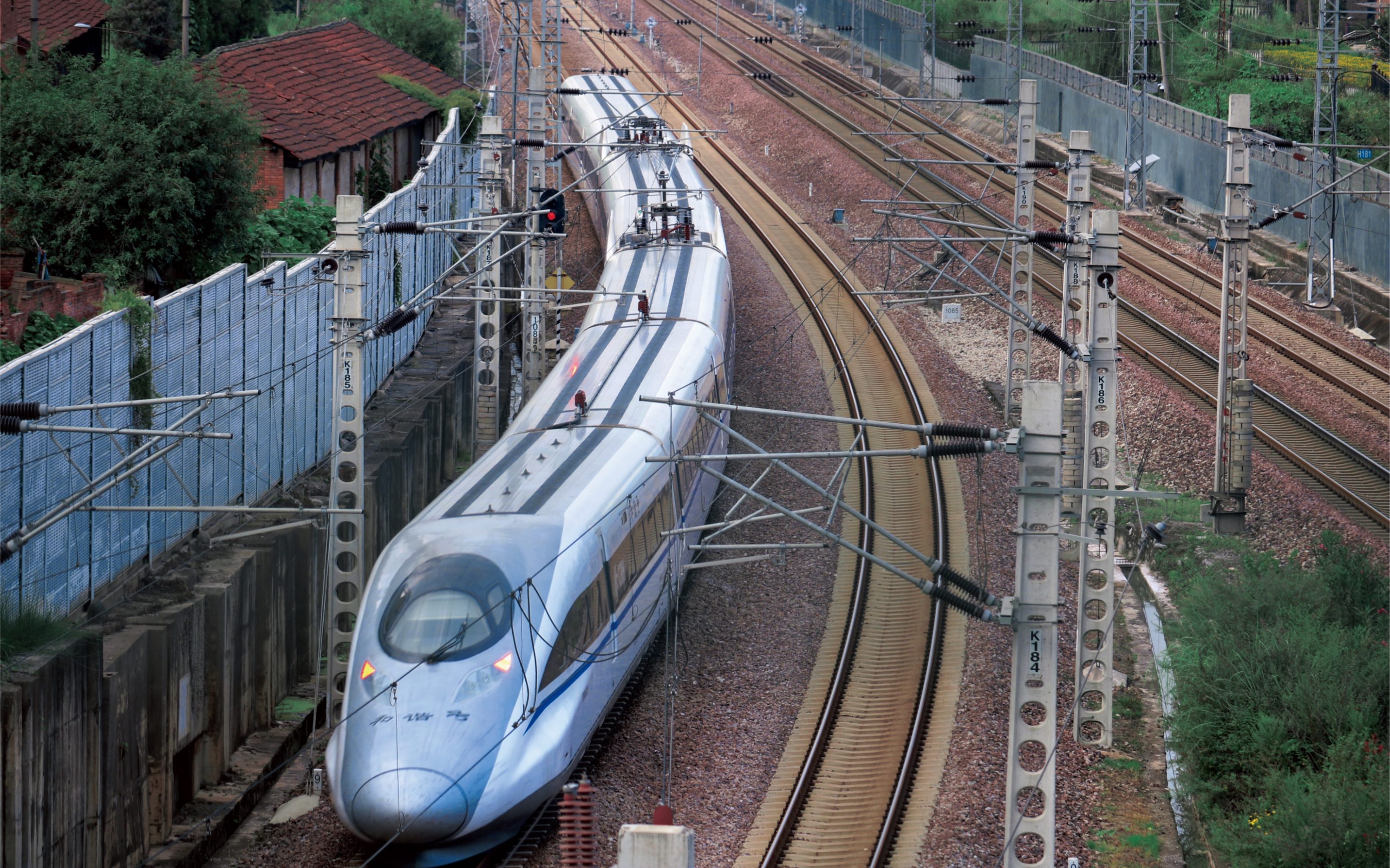 由大理开往重庆西方向的g2842次列车驶往昆明站!