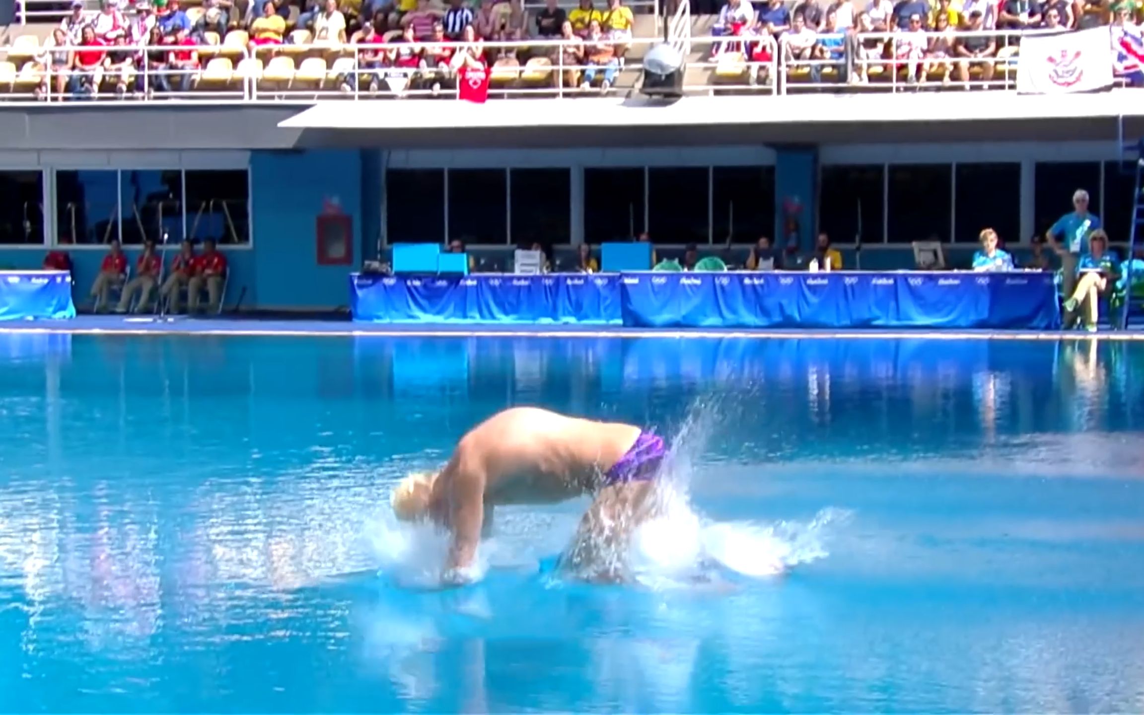 菲律宾式跳水再现?意大利双人入水惨不忍睹,场边教练绝望低头!