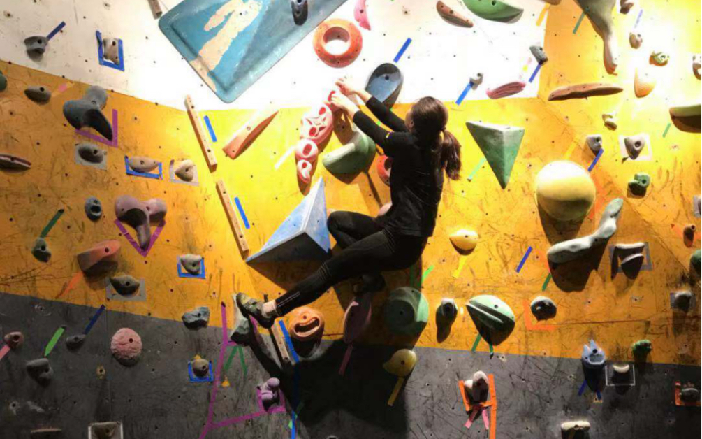 室内抱石攀岩-痛并快乐着