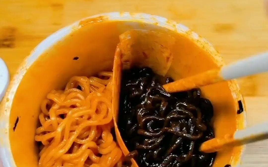 沉浸式吃饭挑战吃完鬼椒面和双倍辣火鸡面